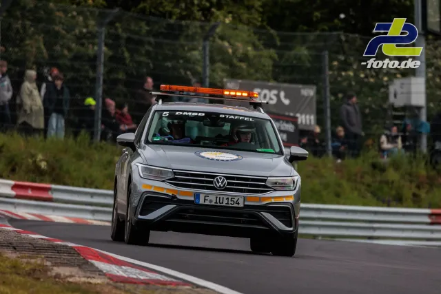 VW Safety Car mit orangefarbenem Lichtbalken auf der Nordschleife während des 24h-Rennens Nürburgring.