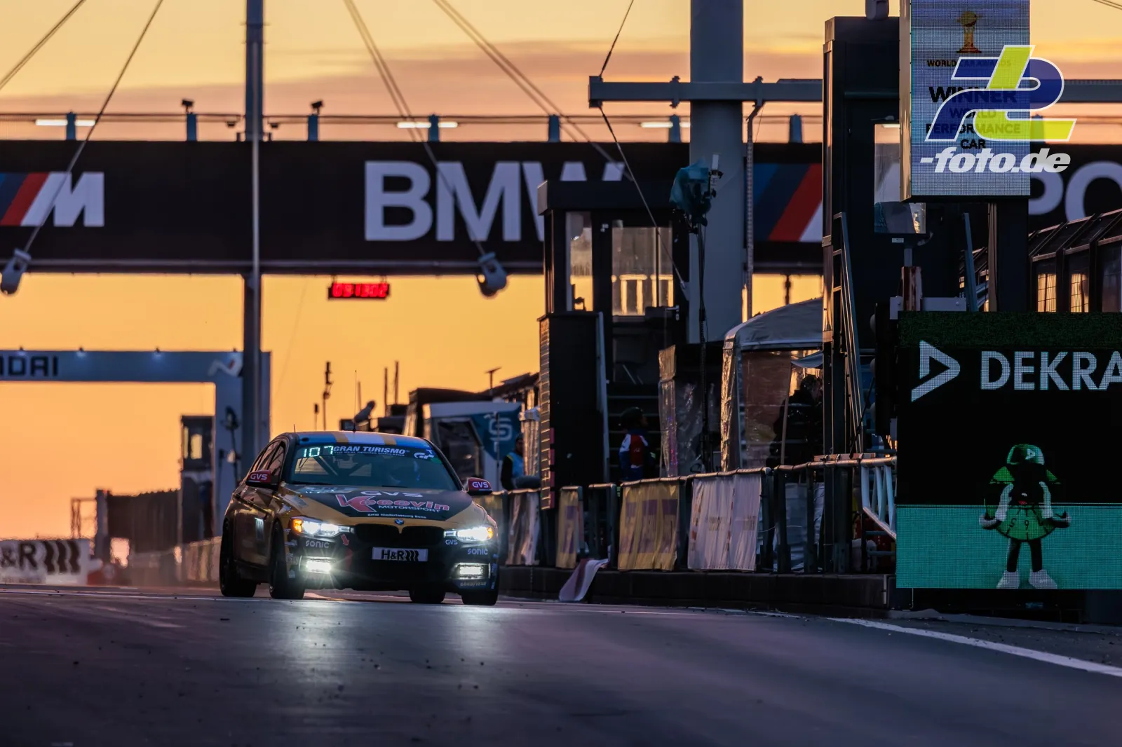 BMW M4 GT3 Nummer 505 verlässt die Boxengasse in stimmungsvollem Sonnenuntergang beim 24h-Rennen Nürburgring.