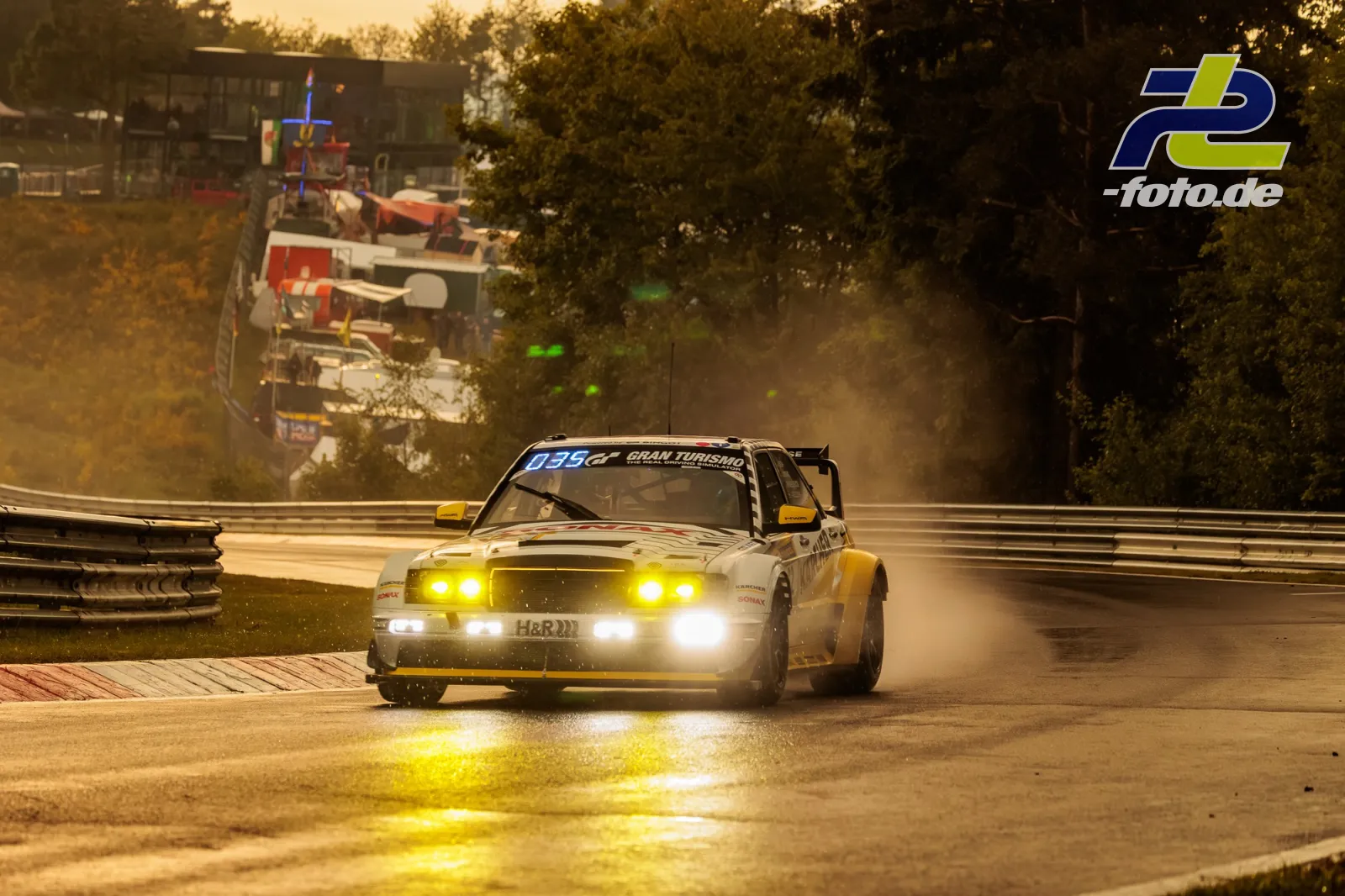 HWA EVO.R #62 in einer Kurve auf nasser Strecke beim Qualifying zum 24h-Rennen Nürburgring bei Gegenlicht mit eingeschalteten Scheinwerfern.