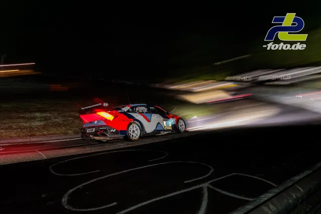 Hyundai Elantra TCR in bunter Lackierung bei Nacht auf der Nordschleife während des 24h-Rennens.