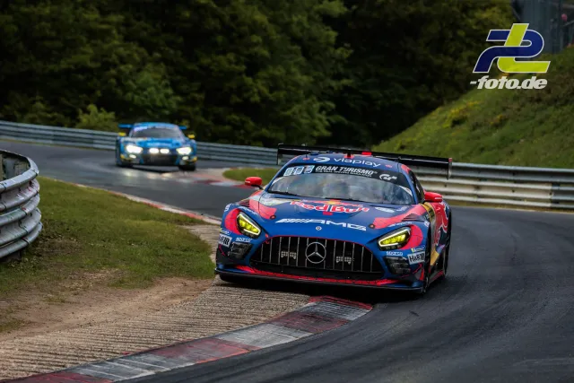 Mercedes-AMG GT3 in Red Bull-Lackierung und Audi R8 LMS in Linkskurve während des 24h-Rennens auf der Nordschleife