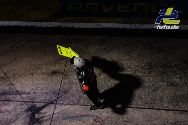 Mechaniker in Vogelperspektive während des 24h-Rennens am Nürburgring