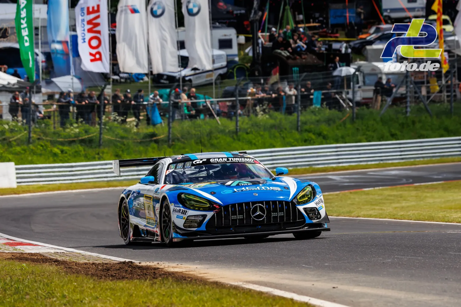 Mercedes-AMG GT3 in blau-weißer Lackierung auf der Nordschleife während des Qualifyings zum 24h-Rennen am Nürburgring.