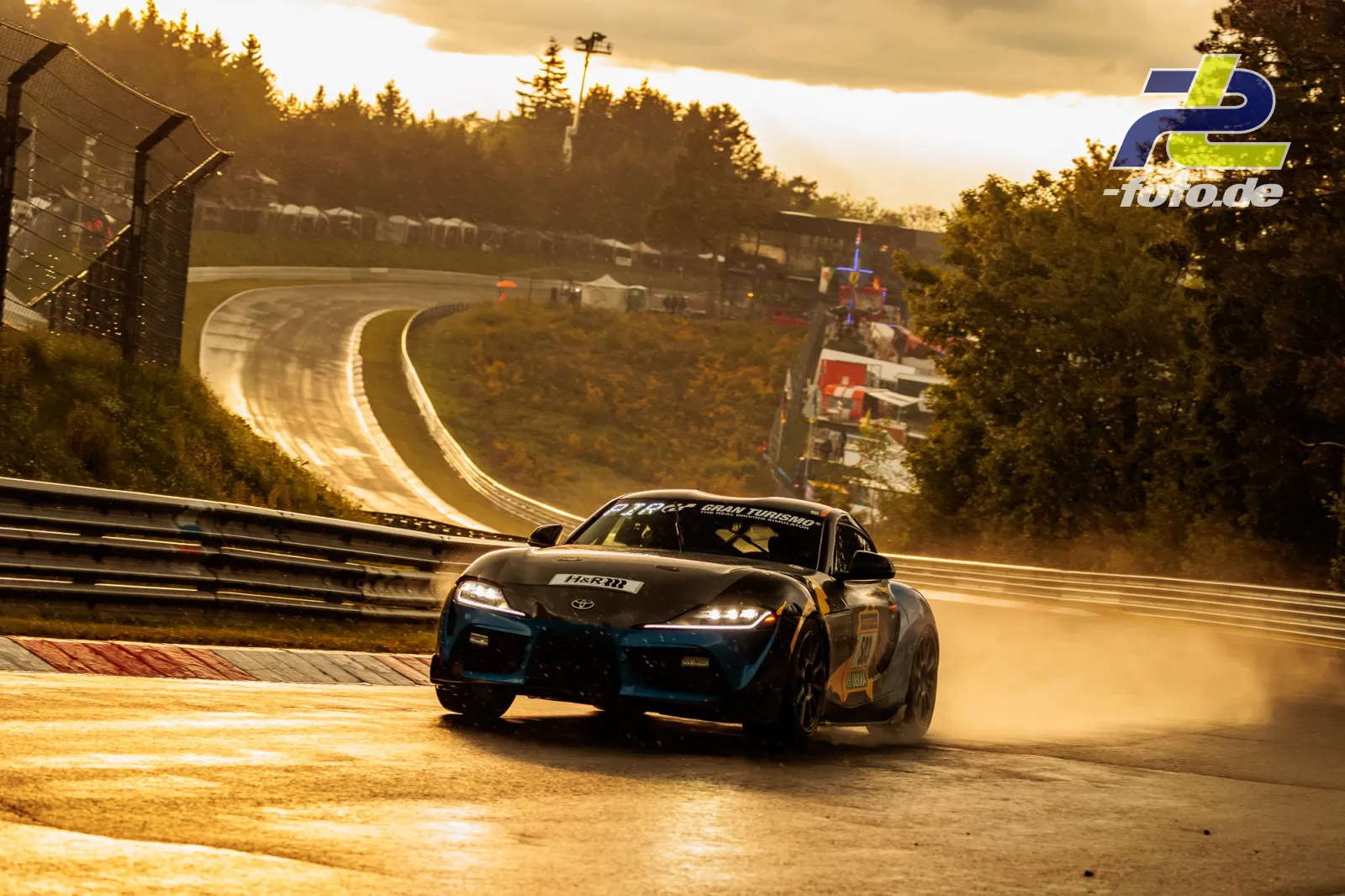 Toyota Supra im Gegenlicht bei der Qualifikation zum ADAC RAVENOL 24h Nürburgring, Nordschleife in atmosphärischem Abendlicht.