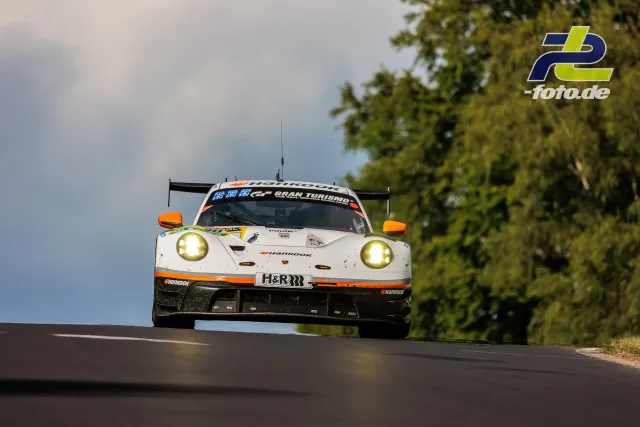 Porsche 911 GT3 R bei Sprung über Kuppe auf der Nürburgring-Nordschleife während des 24h-Rennens