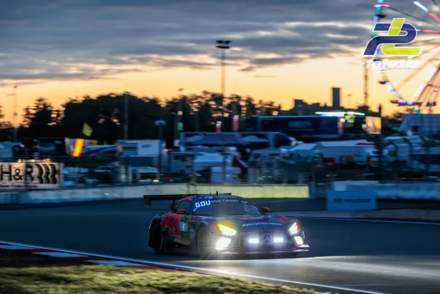 Mercedes-AMG GT3 mit eingeschalteten Scheinwerfern in der Abenddämmerung auf dem Nürburgring während des 24h Rennens.