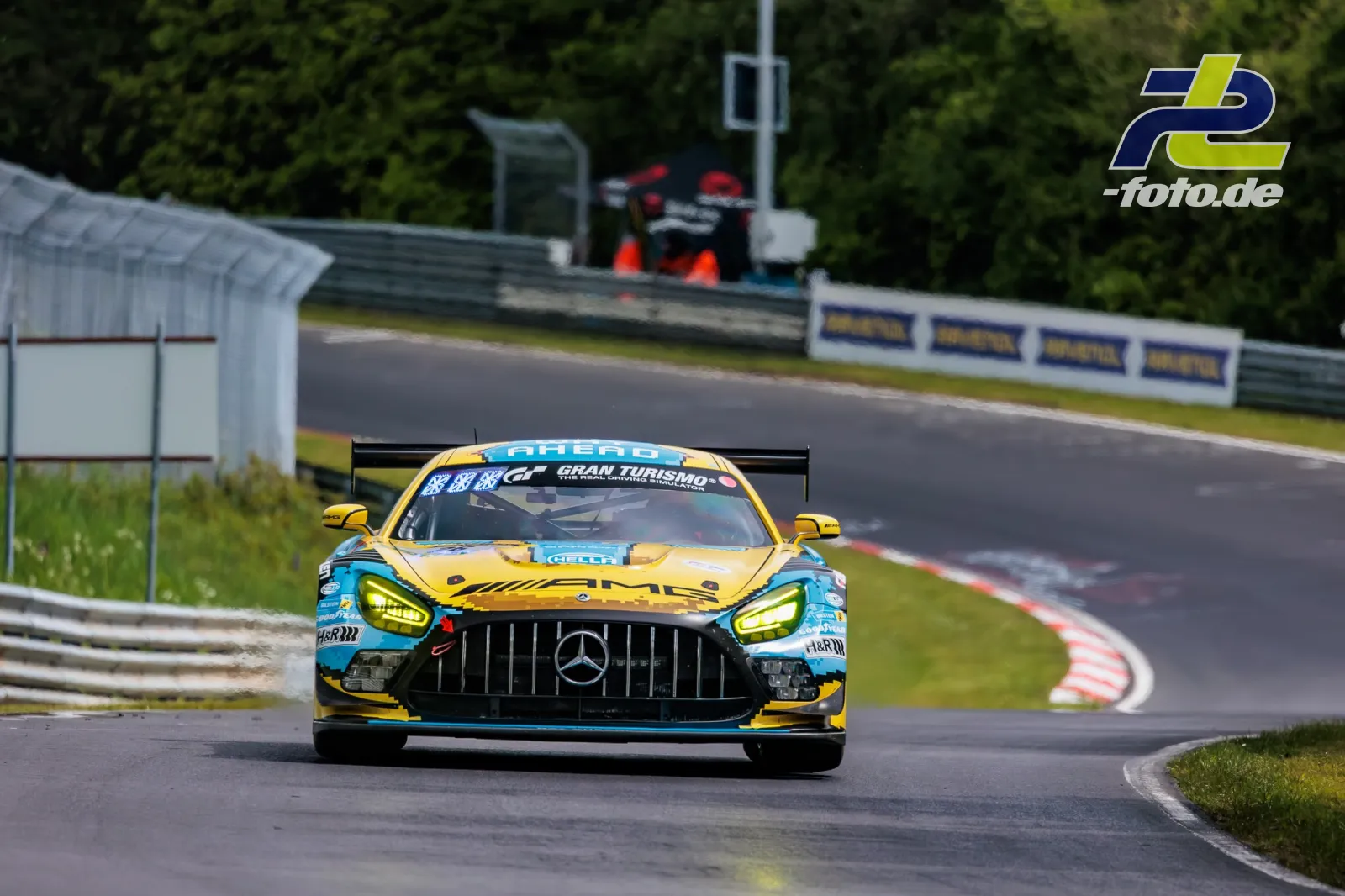 Mercedes-AMG GT3 #26 von PROsport racing in gelb-türkiser Lackierung während des Qualifyings zum 24h-Rennen auf der Nürburgring-Nordschleife.