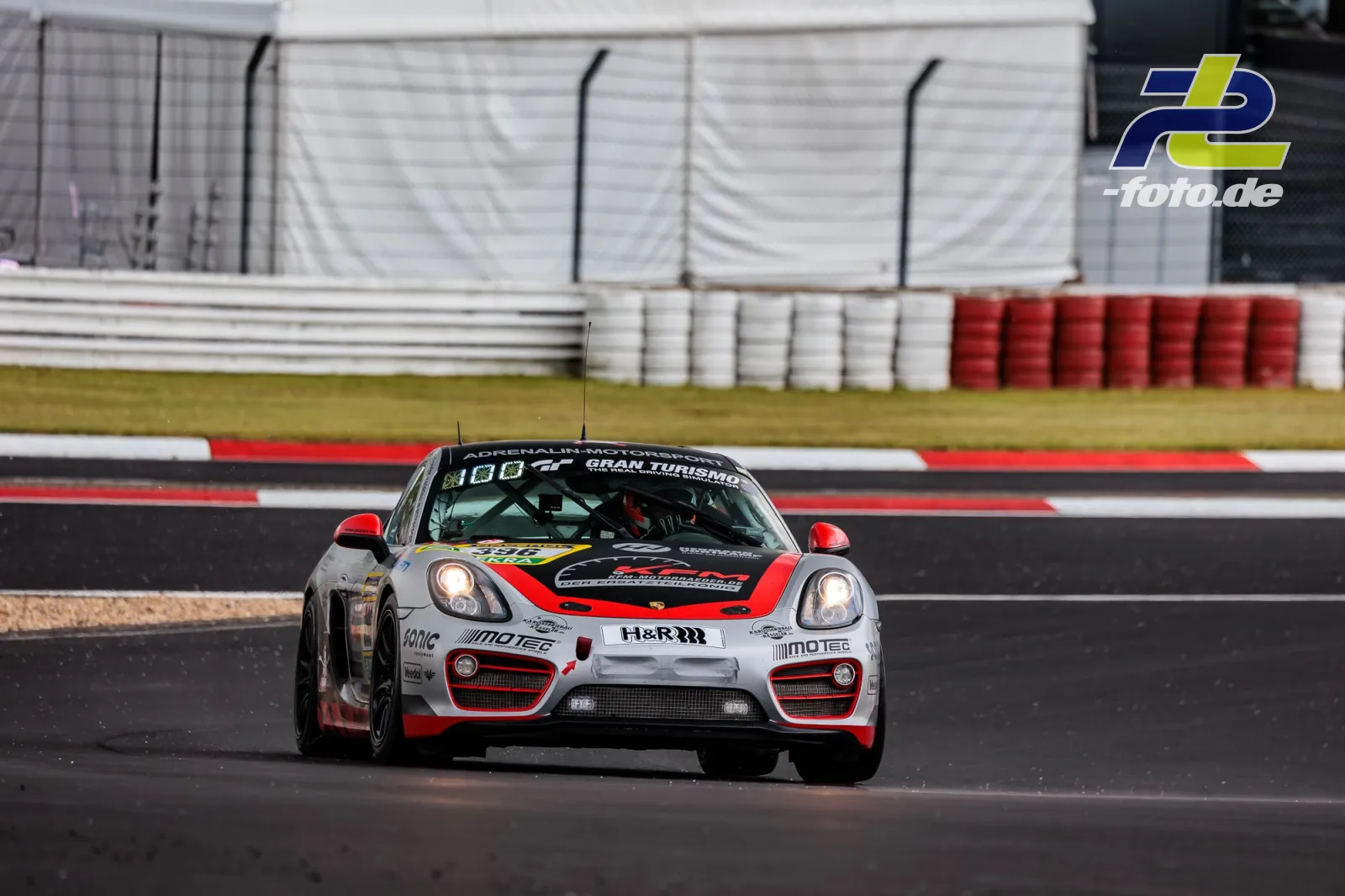 Porsche Cayman S von Adrenalin Motorsport im ersten Qualifying zum 24h-Rennen Nürburgring 2026, in rot-weißer Lackierung auf der Strecke
