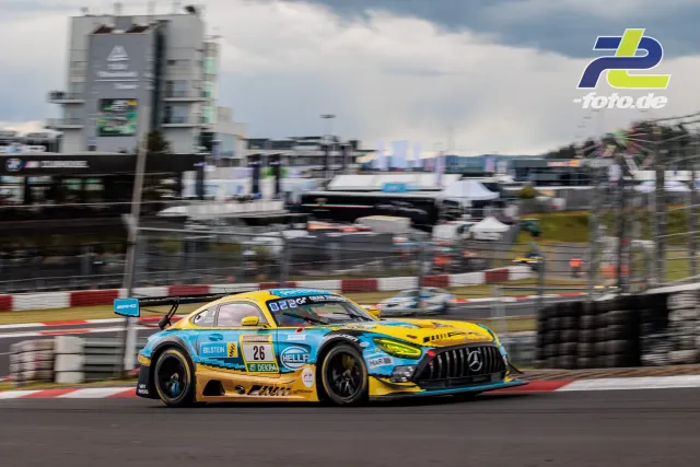 Mercedes-AMG GT3 Nr. 26 in gelb-türkiser Lackierung während des Qualifyings zum 24h-Rennen Nürburgring.