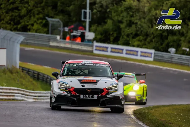 Cupra in weiß-rot vor neongrünem Porsche auf der Nordschleife beim 24h-Rennen Nürburgring