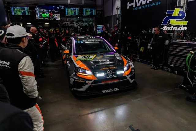 Volkswagen Golf mit Startnummer 321 in der Box während des 24h-Rennens Nürburgring, umgeben von Mechanikern