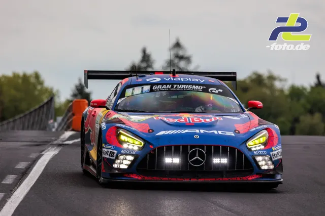 Mercedes-AMG GT3 in Red Bull-Lackierung frontal auf der Nordschleife während des 24-Stunden-Rennens am Nürburgring.