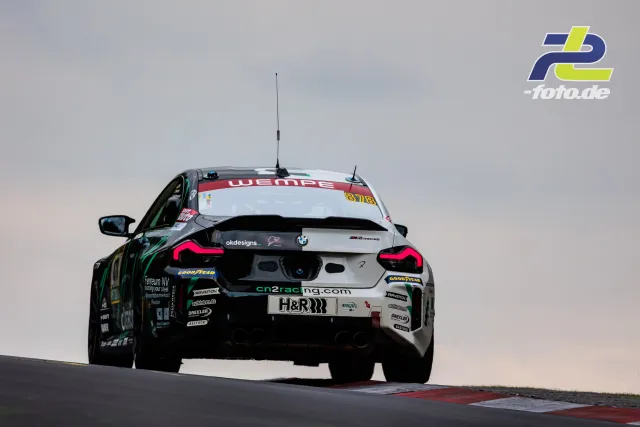 BMW M2 Racing von CN2 Racing über Kuppe am Nürburgring während des 24-Stunden-Rennens