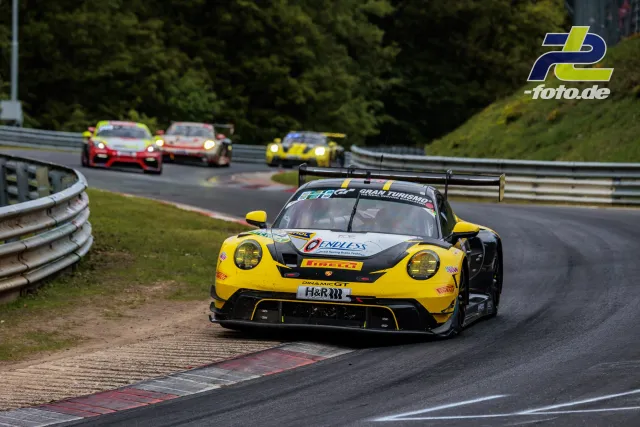 Porsche 911 GT3 R in gelb-schwarzer Lackierung führt Feld auf der Nordschleife beim 24h-Rennen Nürburgring an