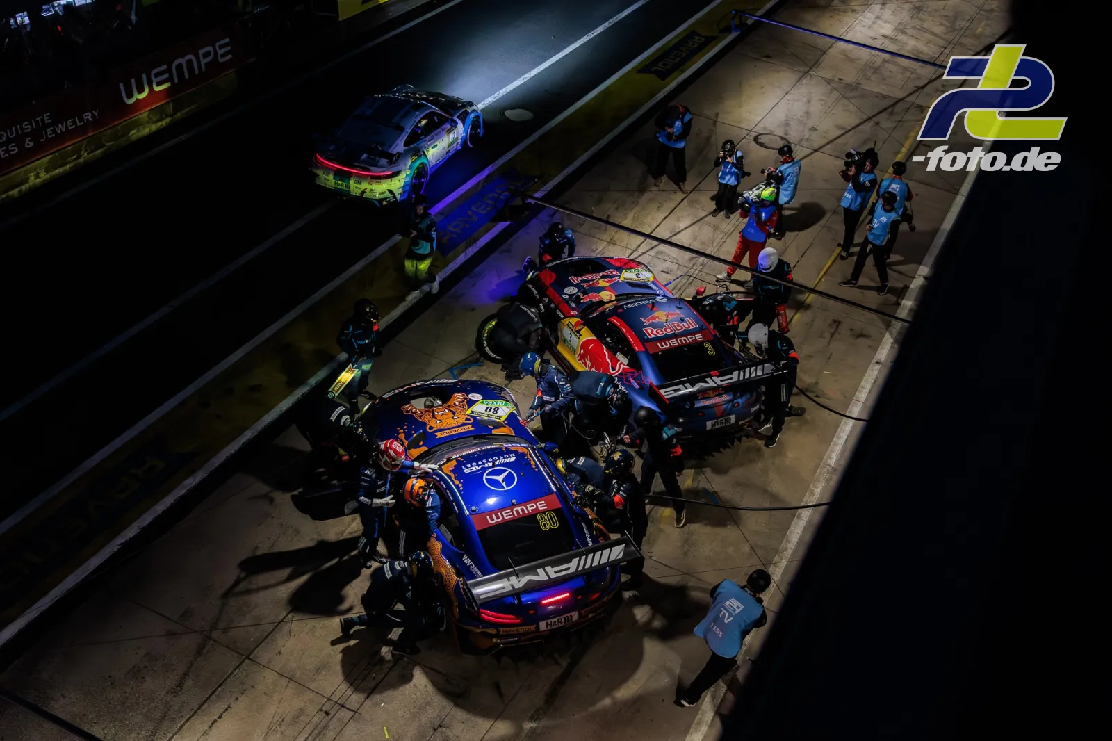 Mercedes-AMG GT3 Nummer 80 von Winward Racing beim nächtlichen Boxenstopp im 24h-Rennen am Nürburgring, Vogelperspektive auf die Boxengasse.