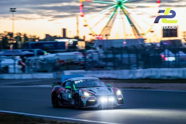 Porsche Cayman GT4 mit Startnummer 171 in der Abenddämmerung auf dem Nürburgring mit Riesenrad im Hintergrund