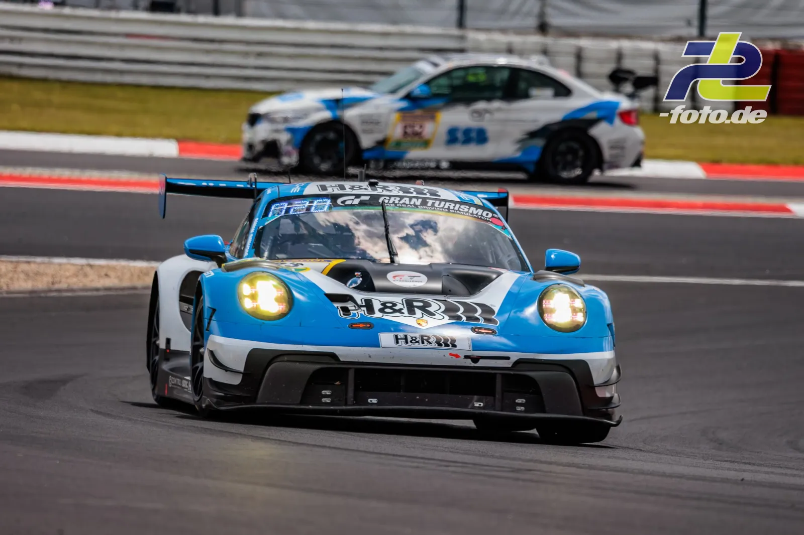 Porsche 911 GT3 R in blau-weißer Lackierung auf der Nordschleife während des Qualifyings zum 24h-Rennen Nürburgring.