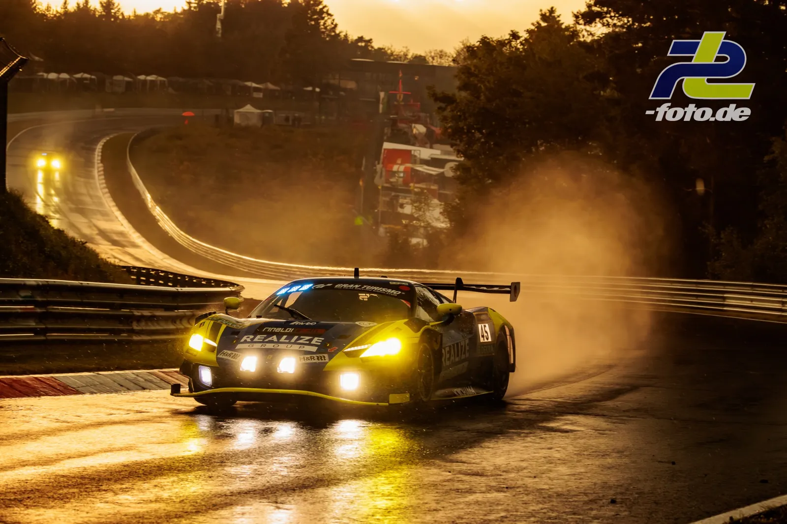 Ferrari 296 GT3 Evo26 Nr. 45 von REALIZE KONDO RACING with Rinaldi in der Dämmerung auf nasser Strecke am Nürburgring.