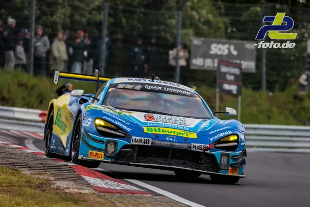 McLaren 720S GT3 mit blau-gelber Bitburger-Lackierung während des 24h-Rennens auf der Nürburgring-Nordschleife