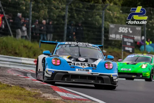 Blau-weißer Porsche 911 GT3 R #123 vor grünem Porsche auf der Nordschleife beim 24h-Rennen am Nürburgring