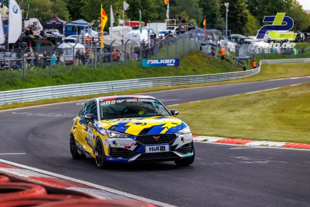 Cupra Leon TCR #471 in gelb-blauer Lackierung durchfährt eine Kurve auf der Nordschleife während des Qualifyings am Nürburgring.