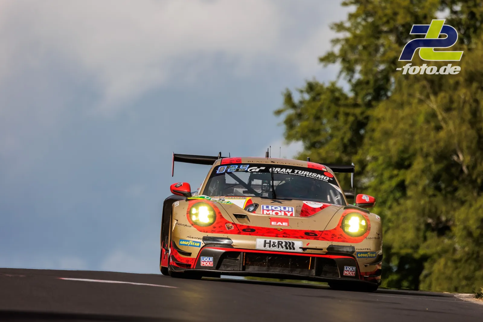 Porsche 911 GT3 R (992) Evo26 von BLACK FALCON Team EAE auf der Kuppe am Nürburgring während des 24-Stunden-Rennens.