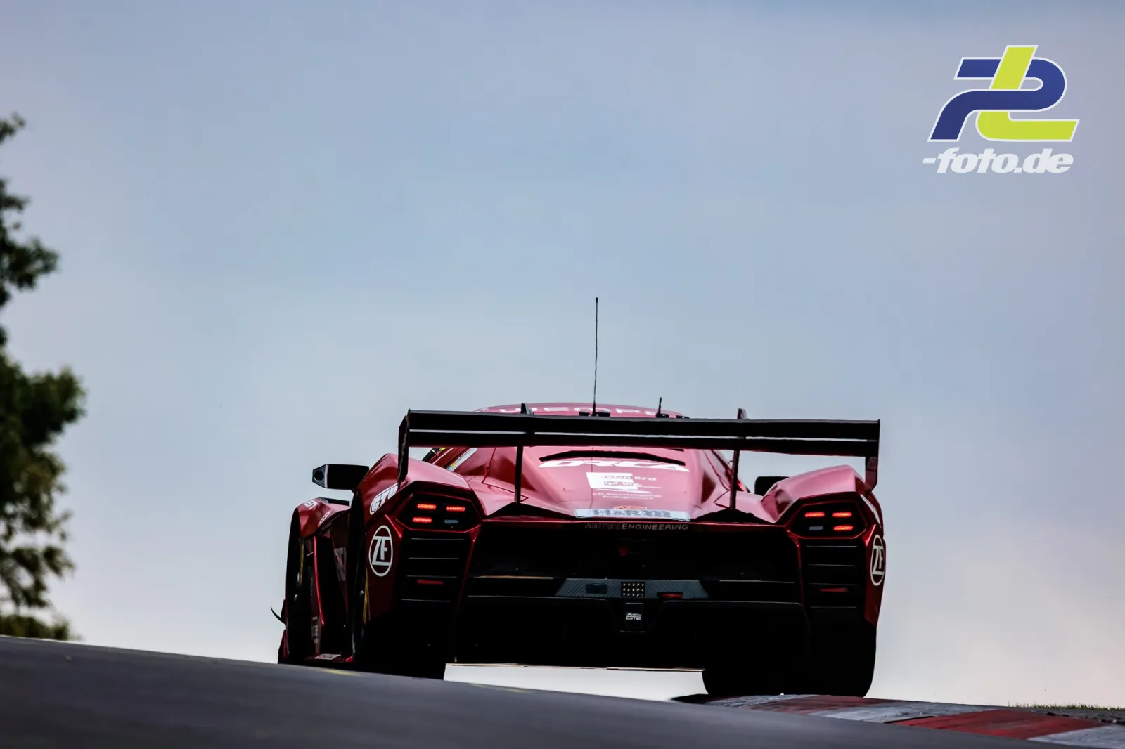 KTM X-Bow GTX von Reiter Engineering auf der Kuppe beim 24h-Rennen am Nürburgring, Heckansicht mit rosa Lackierung und großem Heckspoiler.