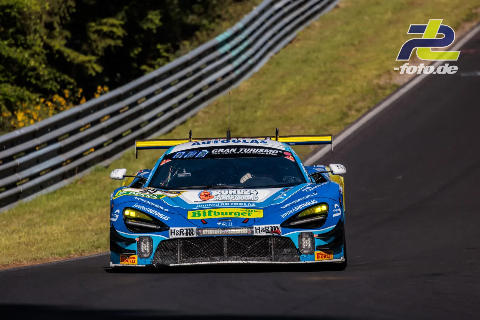 McLaren 720S-GT3 #69 von Doerr Motorsport in Blau-Gelb während des 24h-Rennens am Nürburgring, Frontansicht auf der Nordschleife.