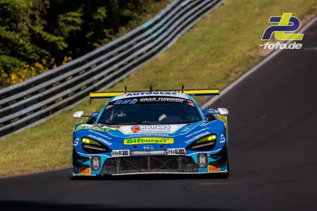 McLaren 720S GT3 in blau-gelber Lackierung frontal auf der Nordschleife beim 24h-Rennen Nürburgring