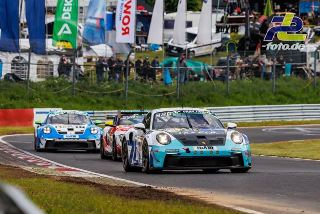 Drei Porsche 911 GT3 R im Qualifying auf dem Nürburgring, führender Wagen #920 in hellblau mit schwarzer Motorhaube, Zuschauer im Hintergrund.