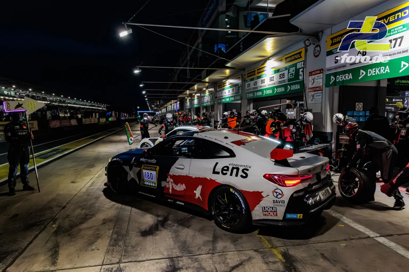 BMW M4 GT3 EVO mit Startnummer 180 beim nächtlichen Boxenstopp während des 24h-Rennens am Nürburgring