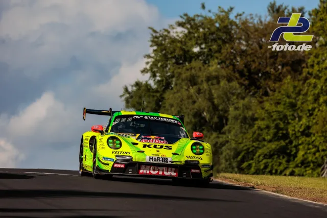 Porsche 911 GT3 R in neongelb-grüner Lackierung mit Red Bull-Sponsoring während des 24-Stunden-Rennens auf der Nordschleife des Nürburgrings.