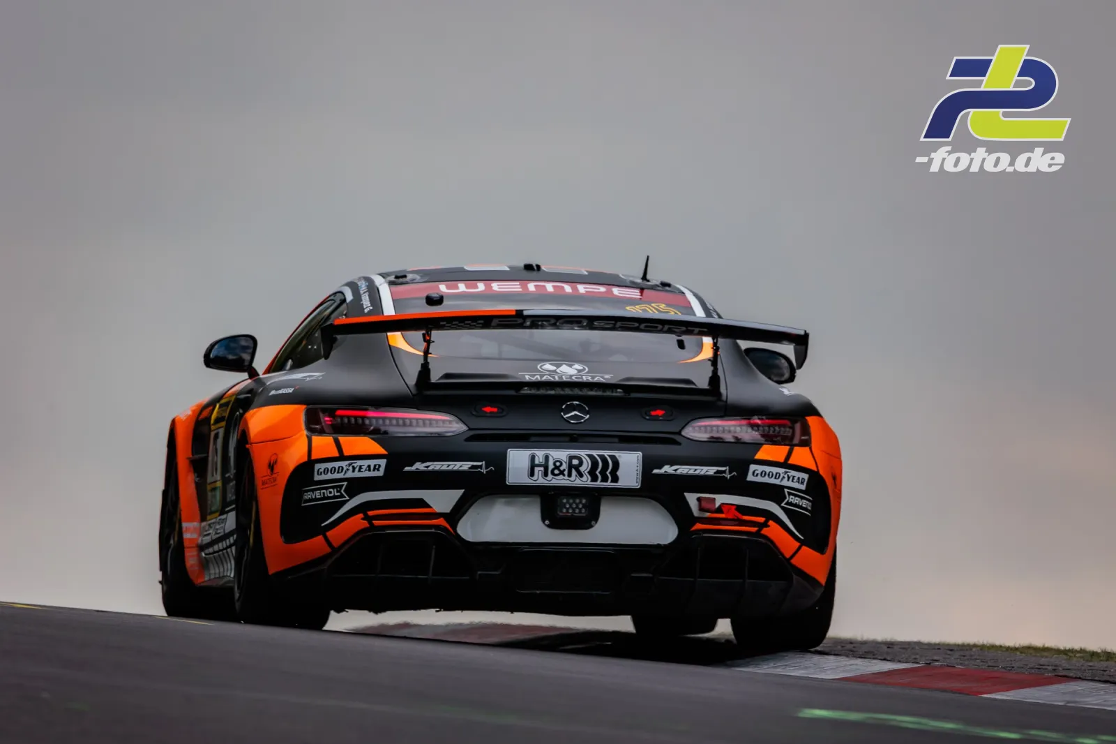 Mercedes-AMG GT4 von PROsport racing von hinten auf der Kuppe der Rennstrecke während des 24h-Rennens am Nürburgring.