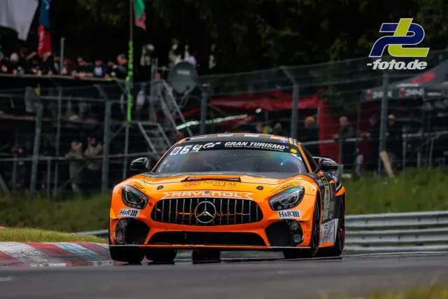 Orange lackierter Mercedes-AMG GT4 mit H&R- und GetSpeed-Sponsoring während des 24h-Rennens auf der Nordschleife.