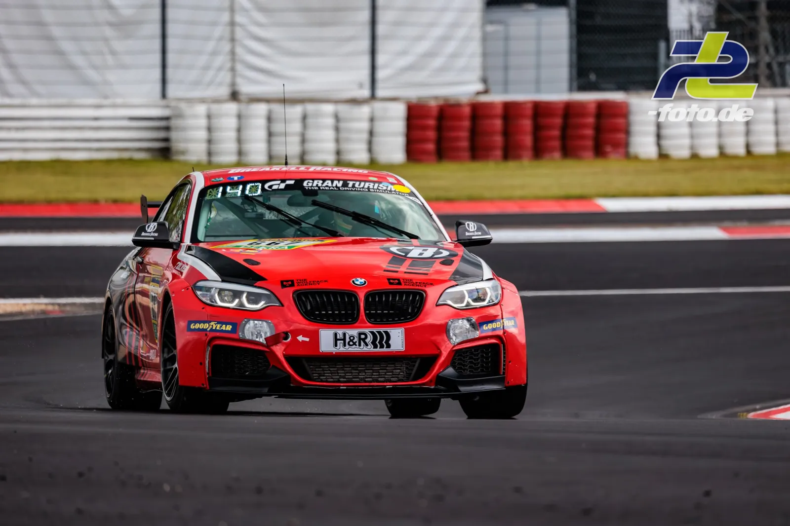BMW M240i Racing Cup von Breakell Racing in rot-schwarzer Lackierung auf dem Nürburgring während des ersten Qualifyings zum 24h-Rennen.