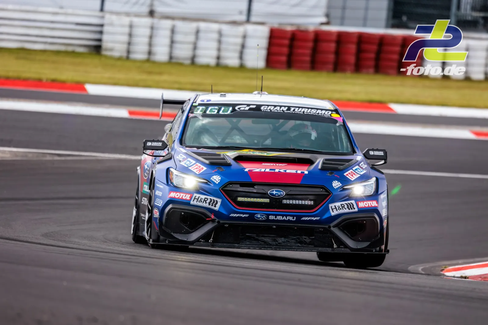Subaru in blau-roter Lackierung auf der Nordschleife während des Qualifyings zum ADAC RAVENOL 24h Nürburgring.