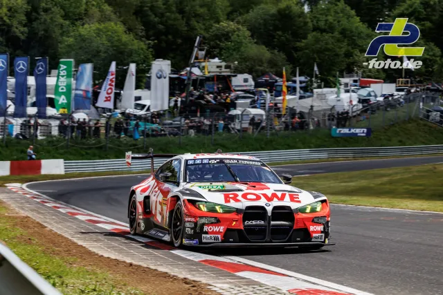 BMW M4 GT3 #1 von ROWE Racing in einer Kurve der Nürburgring-Nordschleife während des 24-Stunden-Rennens Qualifyings.