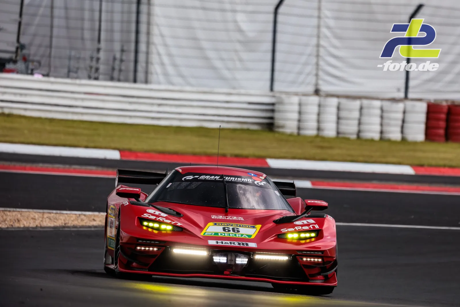 KTM X-Bow GTX #66 mit eingeschalteten Scheinwerfern im Qualifying auf dem Nürburgring.