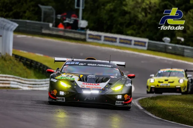 Lamborghini Huracán GT3 und Porsche auf nasser Nordschleife beim Qualifying zum 24h-Rennen Nürburgring.