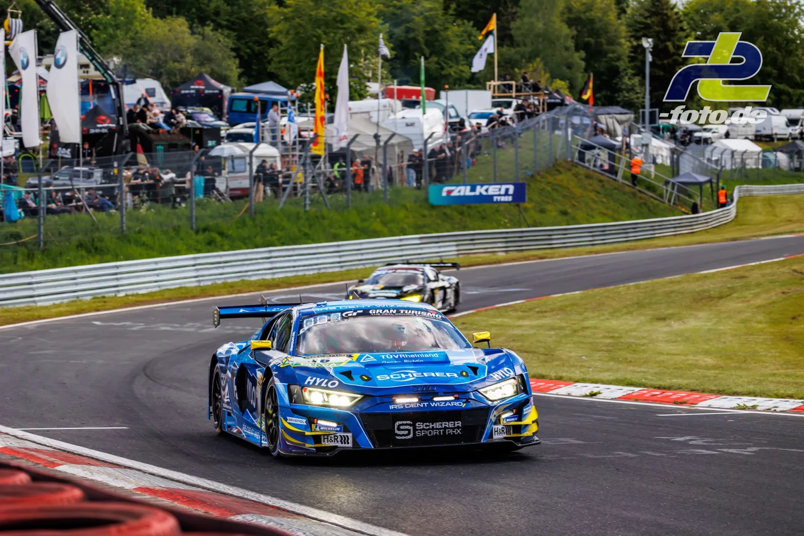 Audi R8 LMS GT3 in blauer Lackierung auf der Nordschleife während des Qualifyings zum 24h-Rennen Nürburgring
