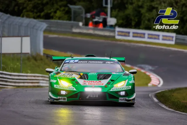 Grüner Lamborghini Huracán GT3 mit Licht auf nasser Nordschleife während des Qualifyings zum 24h-Rennen