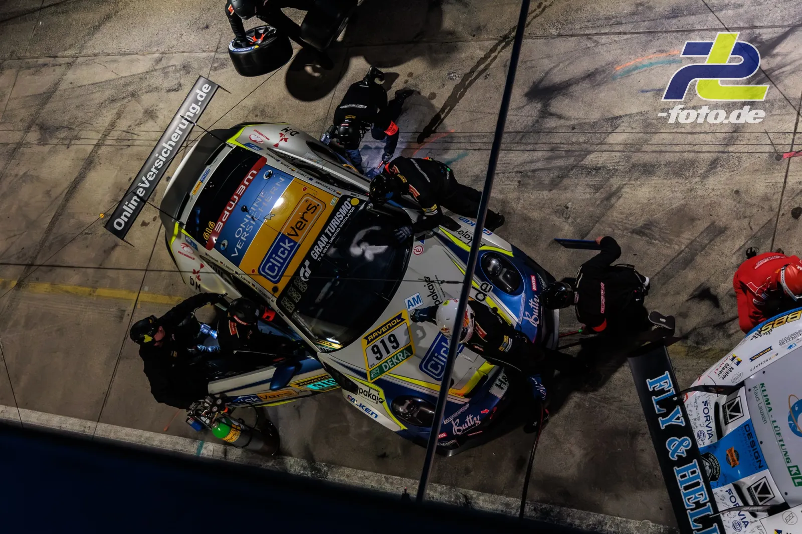 Boxenstopp aus der Vogelperspektive während des 24h-Rennens am Nürburgring, Mechaniker arbeiten am Fahrzeug mit Startnummer 919.