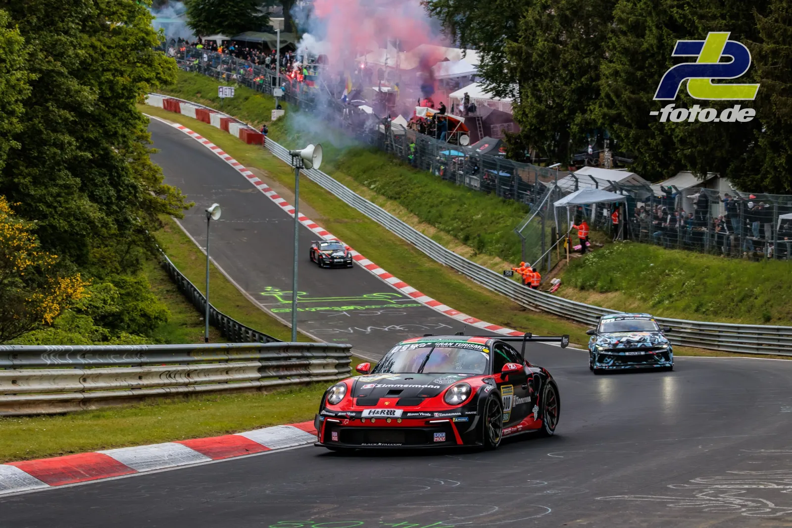 Porsche 911 GT3 Cup #900 von BLACK FALCON Team ZIMMERMANN in Kurve auf der Nordschleife während der Formationsrunde zum 24h-Rennen.
