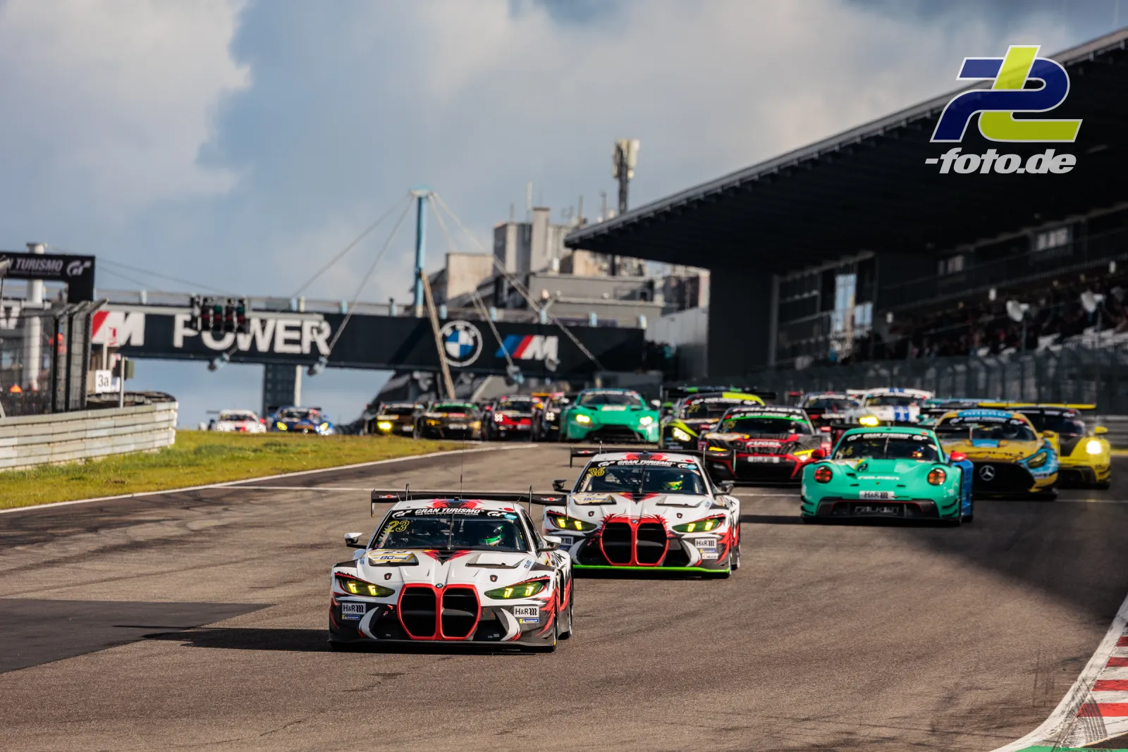 BMW M4 GT3 EVO von Gamota Racing führt das Starterfeld in der Einführungsrunde auf dem Nürburgring an, NLS Lauf 10.