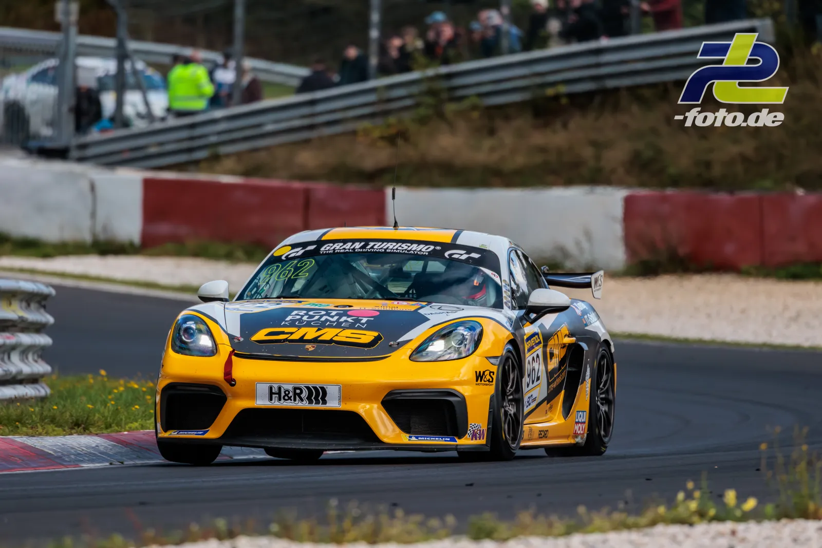Porsche Cayman GT4 Clubsport in orangefarbener Lackierung mit Startnummer 962 auf der Nordschleife beim NLS-Rennen