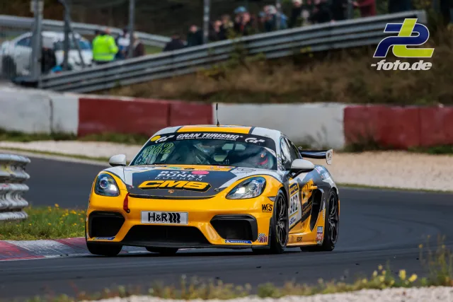 Porsche Cayman GT4 Clubsport in orangefarbener Lackierung mit Startnummer 962 auf der Nordschleife beim NLS-Rennen
