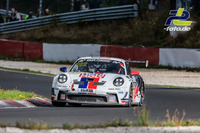 Porsche 911 GT3 Cup mit Startnummer 902 in Kurve am Nürburgring, weiß-rot-blaue Lackierung, Liqui Moly Sponsoring.