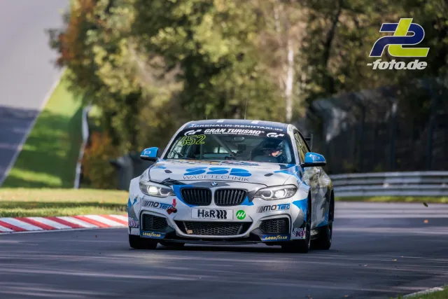 BMW M240i Nummer 652 auf der Nürburgring-Nordschleife beim NLS-Rennen, Frontansicht in herbstlicher Umgebung.