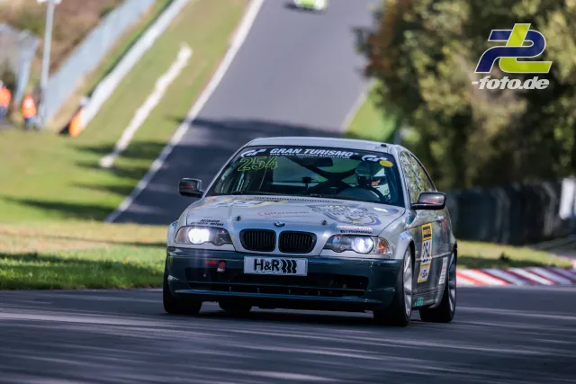 BMW 3er mit Startnummer 254 auf der Nürburgring-Nordschleife während der NLS Sportwarte-Trophy.