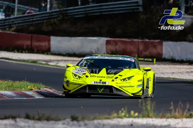 Neongelber Lamborghini Huracán GT3 #786 in Kurve auf der Nürburgring-Nordschleife bei der NLS Sportwarte-Trophy.